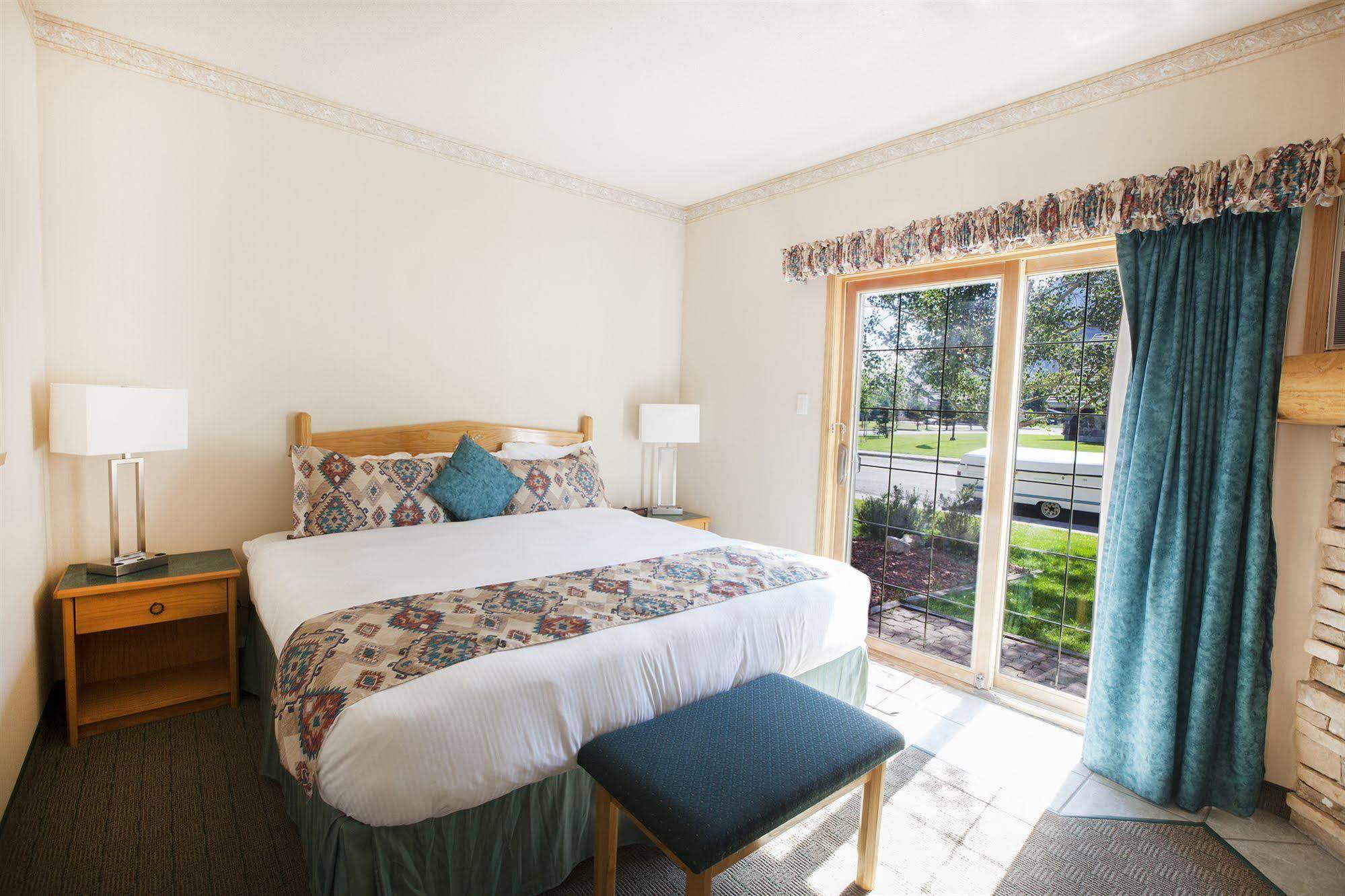 Waterton Glacier Suites Zewnętrze zdjęcie
